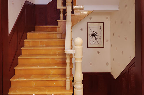 泰州中式别墅室内汉白玉石楼梯的定制安装装饰效果