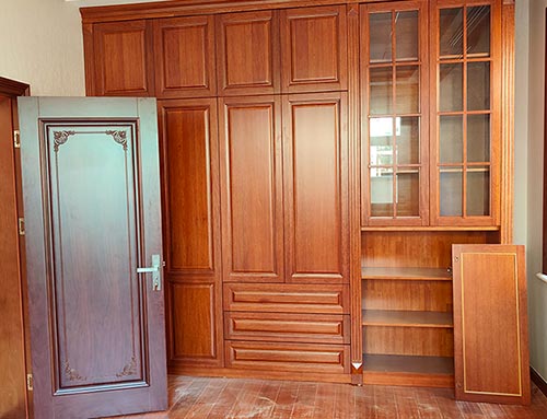 泰州中式家庭装修里定制的实木衣柜效果图